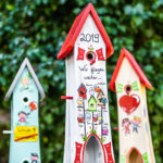 Vogelhäuser handbemalt zum Kindergartenabschied mit Jahreszahl und Namen