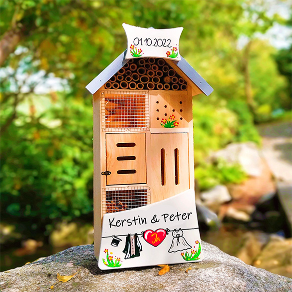 Insektenhotel mit Namen & Hochzeitsdatum als Hochzeitsgeschenk