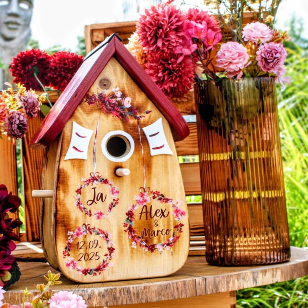 Vogelhaus als Hochzeitsgeschenk persönlich geflammt aus Holz mit Namen vom Brautpaar Beere Blumenkreis Blumenkranz Burgunder