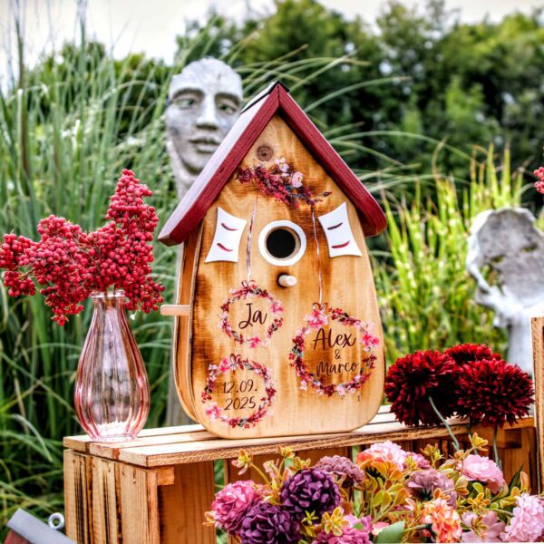 Vogelhaus als Hochzeitsgeschenk persönlich geflammt aus Holz mit Namen vom Brautpaar Beere