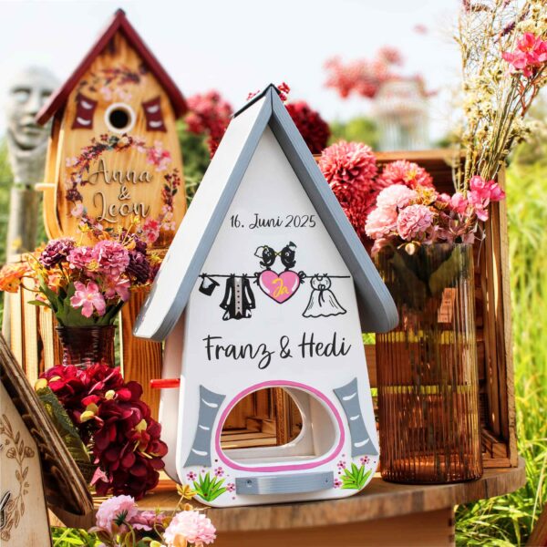 Vogelhaus als Hochzeitsgeschenk persönlich geflammt aus Holz mit Namen vom Brautpaar Beere Blumenkreis Blumenkranz Burgunder