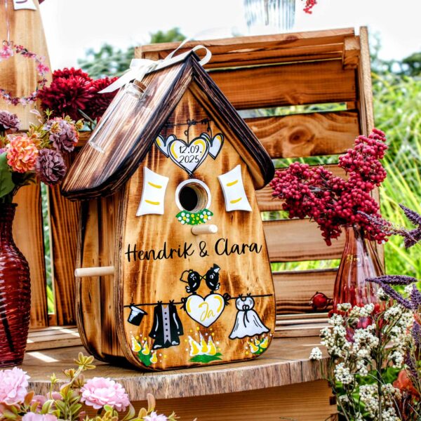 Vogelhaus als Hochzeitsgeschenk persönlich geflammt aus Holz mit Namen vom Brautpaar Beere