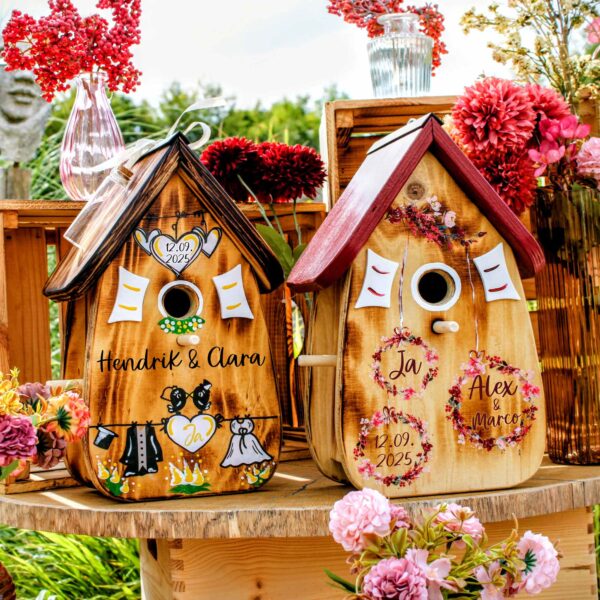 Vogelhaus als Hochzeitsgeschenk persönlich geflammt aus Holz mit Namen vom Brautpaar Beere