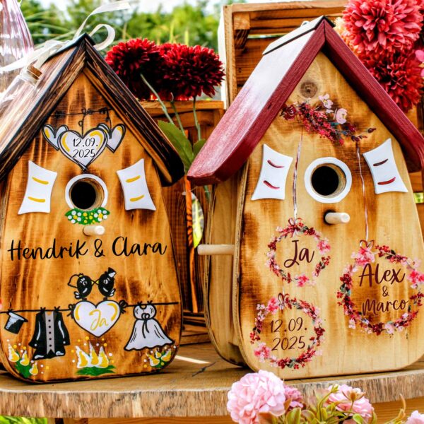 Vogelhaus als Hochzeitsgeschenk persönlich geflammt aus Holz mit Namen vom Brautpaar Beere