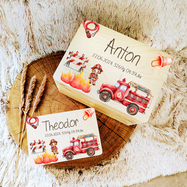 Erinnerungskiste für Baby Kinder mit Feuerwehr Einsatzfahrzeuge Motiv personalisiert mit namen und Geburtsdaten Spielekiste Spielzeug aufbewahren