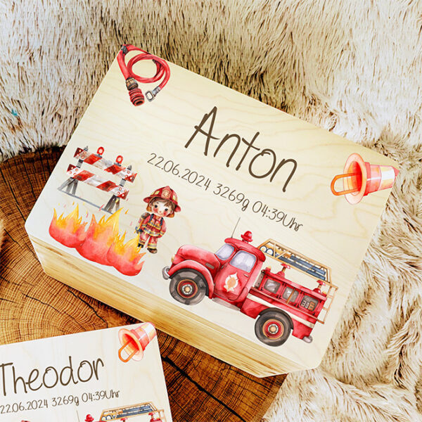 Erinnerungskiste für Baby Kinder mit Feuerwehr Einsatzfahrzeuge Motiv personalisiert mit namen und Geburtsdaten Spielekiste Spielzeug aufbewahren