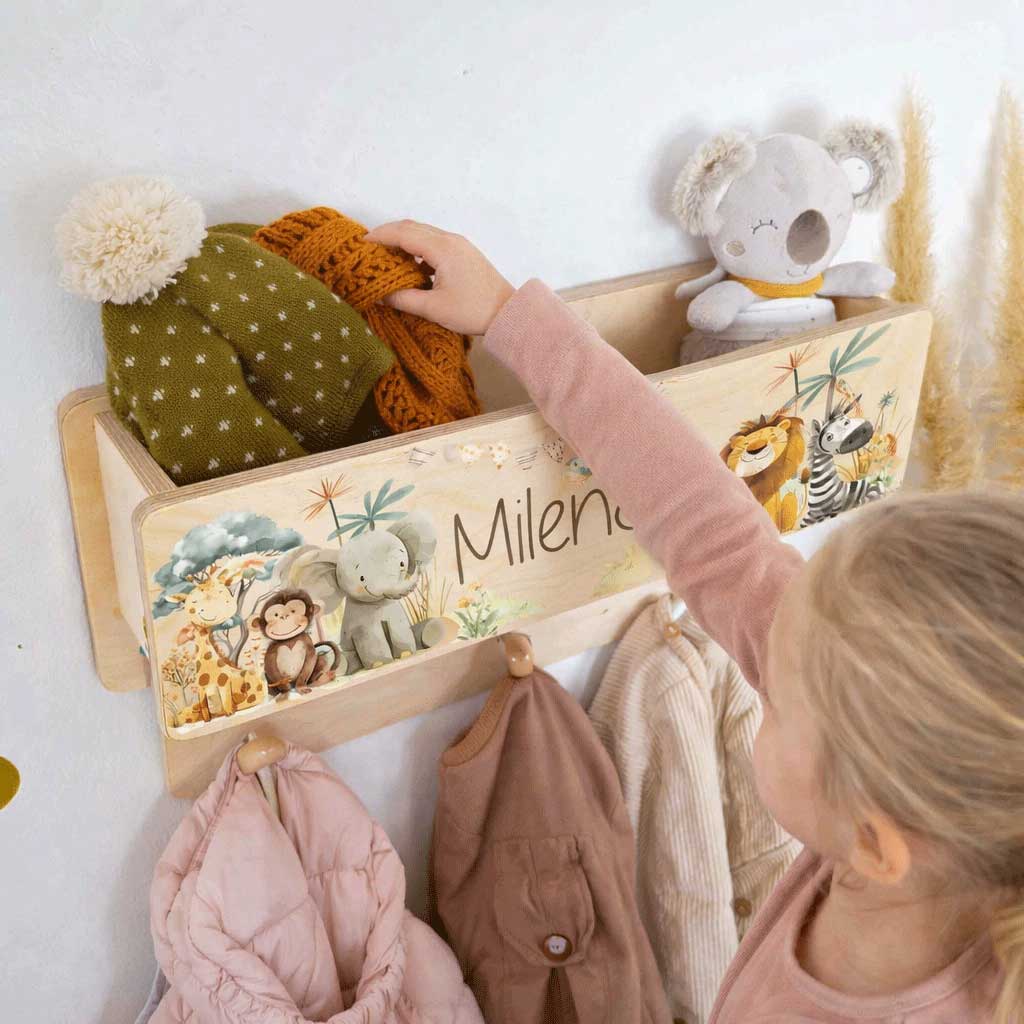 Geschenk zum geburtstag Kinder Kinderzimmer personalisiert nützlich Kindergarderobe Montessori Kleidung verstauen Dschungel Tiere Löwe