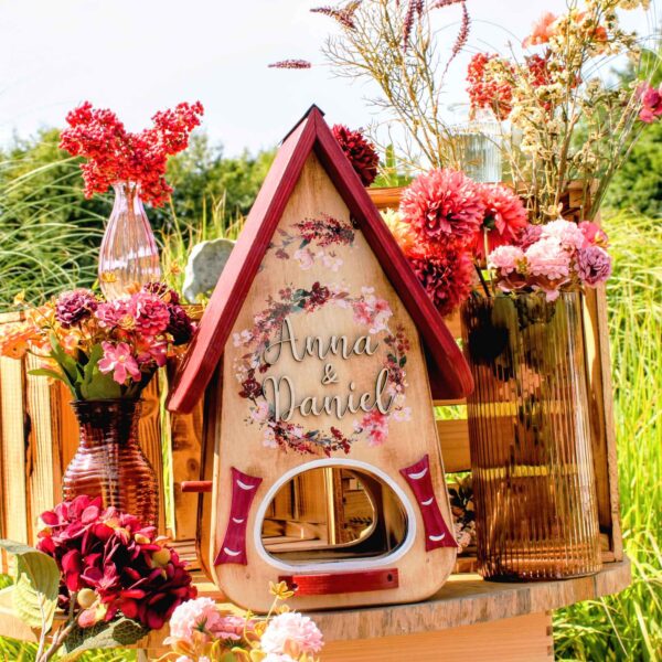 Vogelhaus als Hochzeitsgeschenk persönlich geflammt aus Holz mit Namen vom Brautpaar Beere