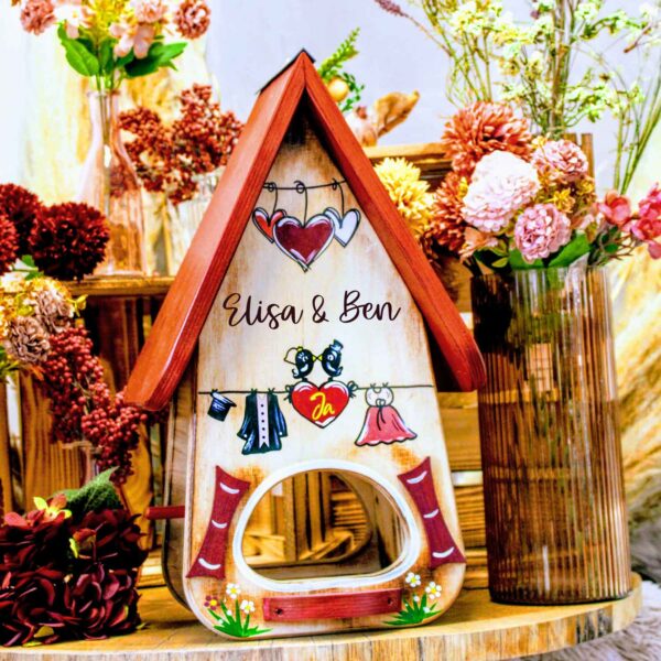 Vogelhaus als Hochzeitsgeschenk persönlich geflammt aus Holz mit Namen vom Brautpaar Beere
