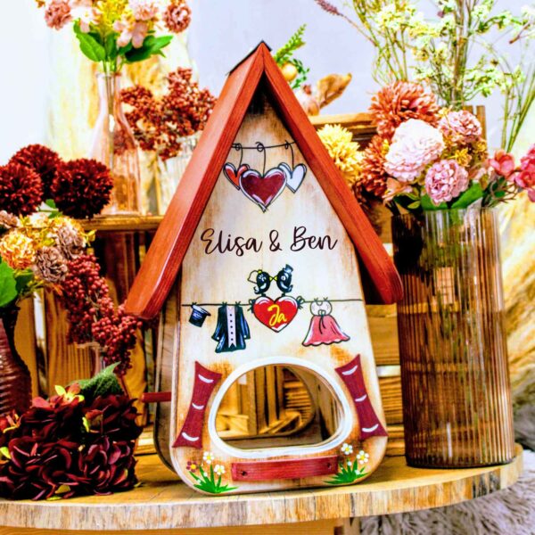 Vogelhaus als Hochzeitsgeschenk persönlich geflammt aus Holz mit Namen vom Brautpaar Beere