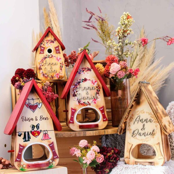 Vogelhaus als Hochzeitsgeschenk persönlich geflammt aus Holz mit Namen vom Brautpaar Beere