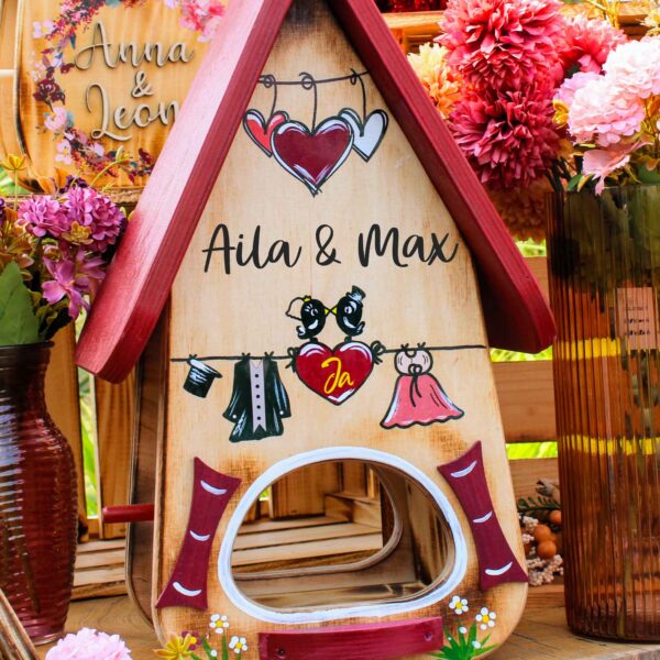Vogelhaus als Hochzeitsgeschenk persönlich geflammt aus Holz mit Namen vom Brautpaar Beere