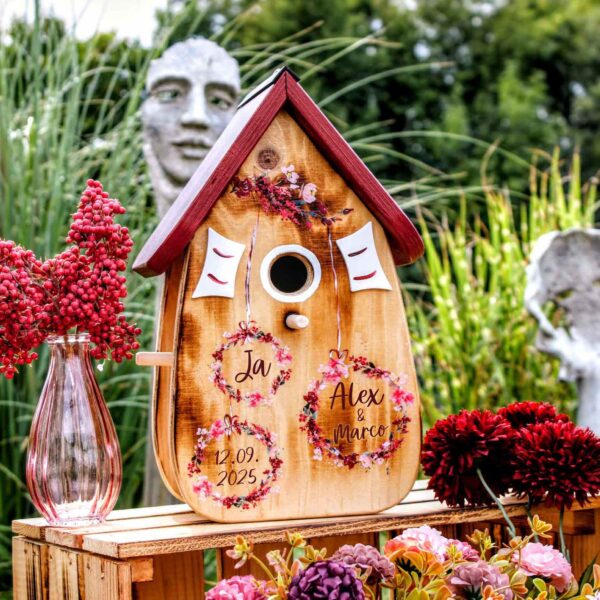 Vogelhaus als Hochzeitsgeschenk persönlich geflammt aus Holz mit Namen vom Brautpaar Beere Blumenkreis Blumenkranz Burgunder