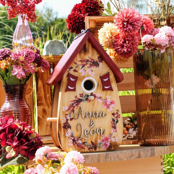 Vogelhaus als Hochzeitsgeschenk persönlich geflammt aus Holz mit Namen vom Brautpaar Beere