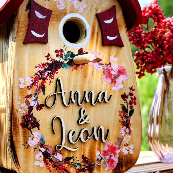 Vogelhaus als Hochzeitsgeschenk persönlich geflammt aus Holz mit Namen vom Brautpaar Beere