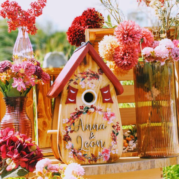 Vogelhaus als Hochzeitsgeschenk persönlich geflammt aus Holz mit Namen vom Brautpaar Beere