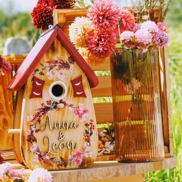 Vogelhaus als Hochzeitsgeschenk persönlich geflammt aus Holz mit Namen vom Brautpaar Beere
