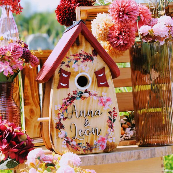 Vogelhaus als Hochzeitsgeschenk persönlich geflammt aus Holz mit Namen vom Brautpaar Beere