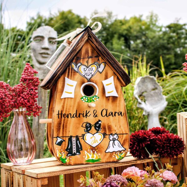 Vogelhaus als Hochzeitsgeschenk persönlich geflammt aus Holz mit Namen vom Brautpaar Beere