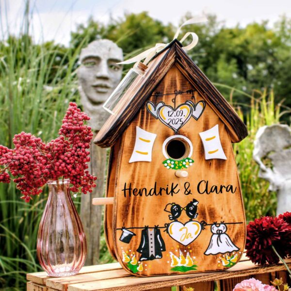 Vogelhaus als Hochzeitsgeschenk persönlich geflammt aus Holz mit Namen vom Brautpaar Beere