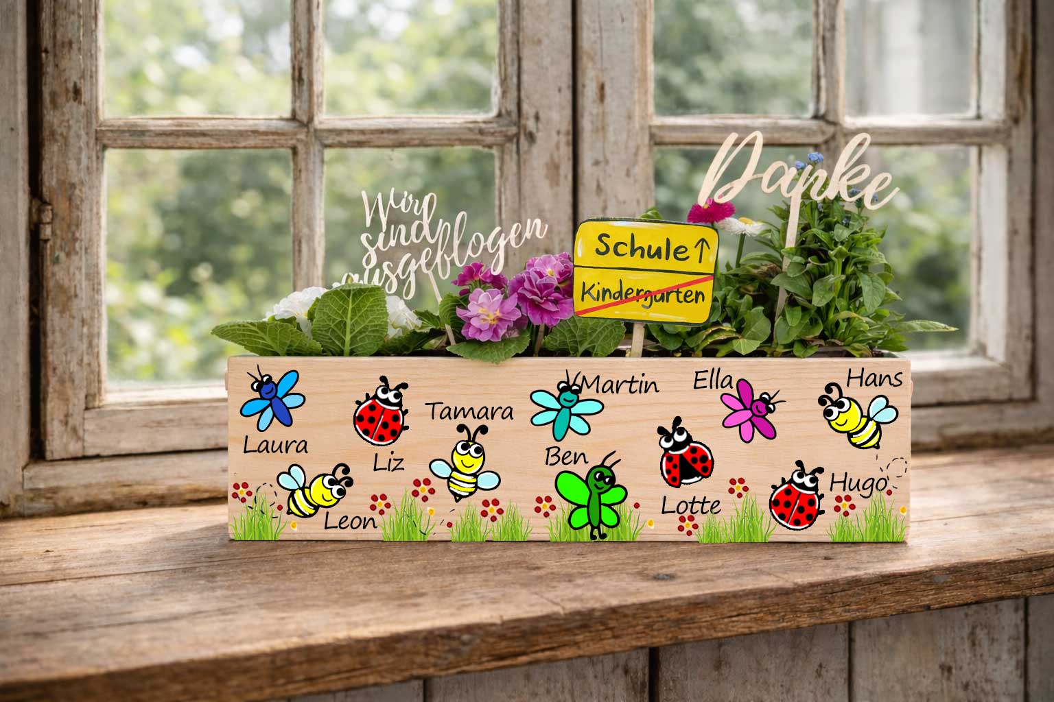 Kindergartenabschied - Personalisierter Blumenkasten mit Kindernamen – Kindergarten Abschiedsgeschenk für Erzieherin / Tagesmutter / Lehrer Schmetterlinge Marienkäfer etc. mit Namen – Bild 4
