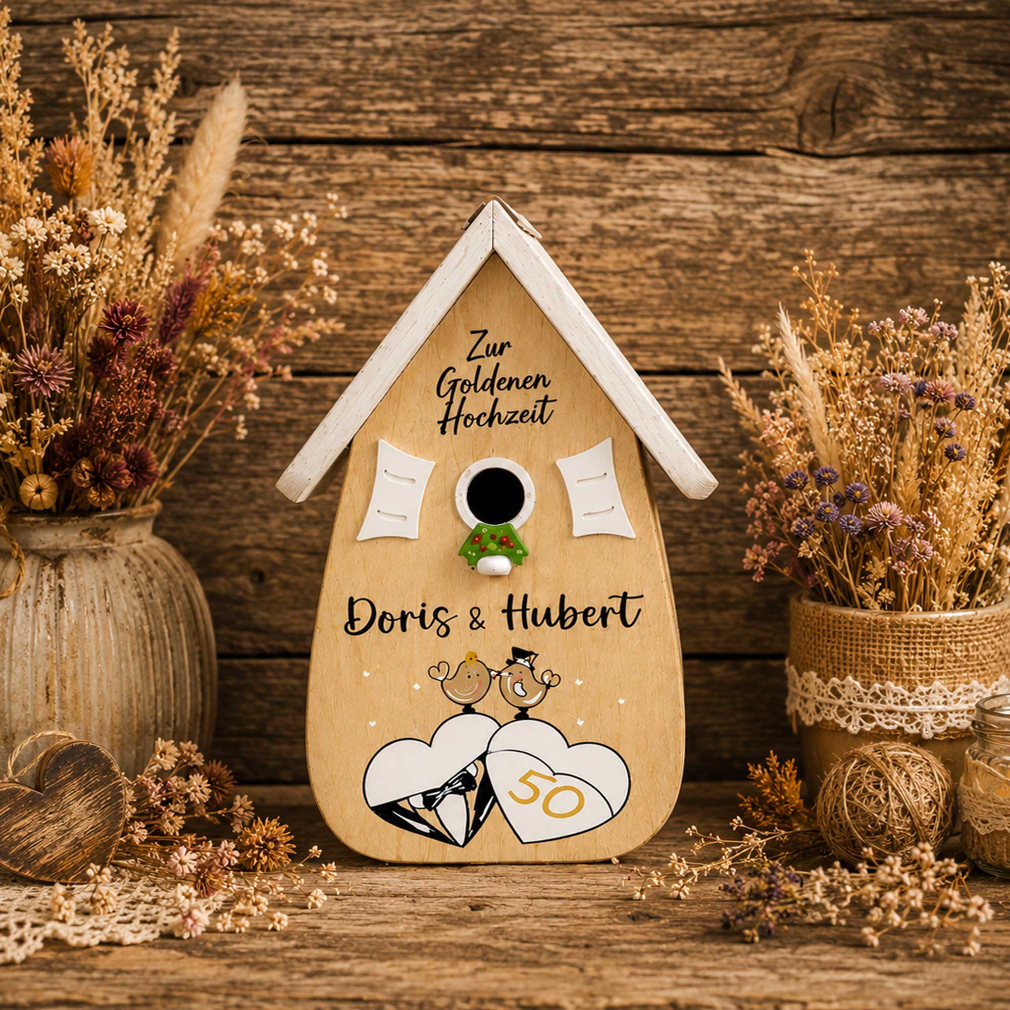 das vogelhaus soll auf einem rustikalen holztisch stehen, dahinter eine altholz wand, trockenblumen als deko usw, warme töne,