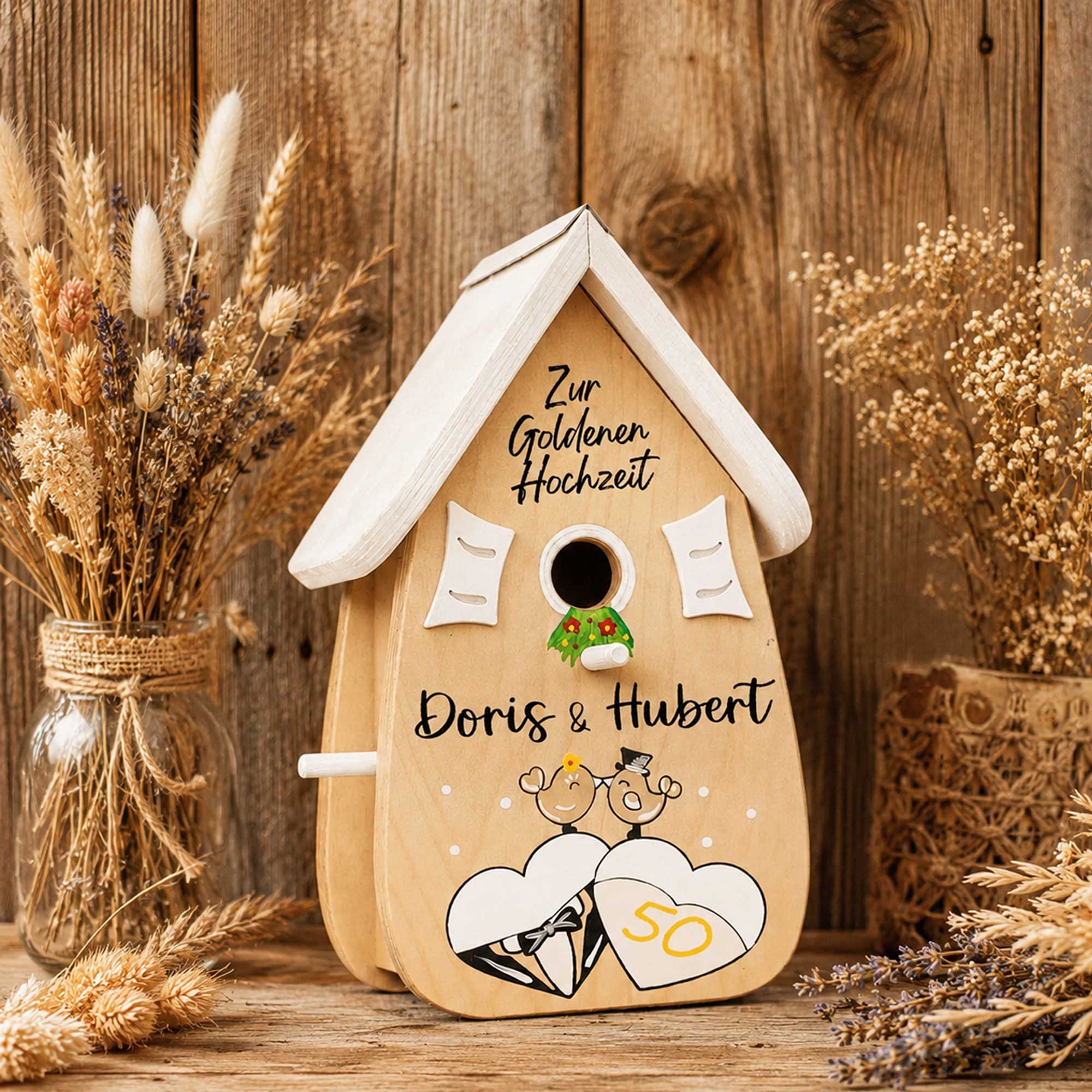 das vogelhaus soll auf einem rustikalen holztisch stehen, dahinter eine altholz wand, trockenblumen als deko usw, warme töne,