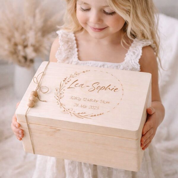 Erinnerungskiste Holz Holzkiste Geschenk zur geburt und Taufe personalisiert graviert mit Geburtsdaten